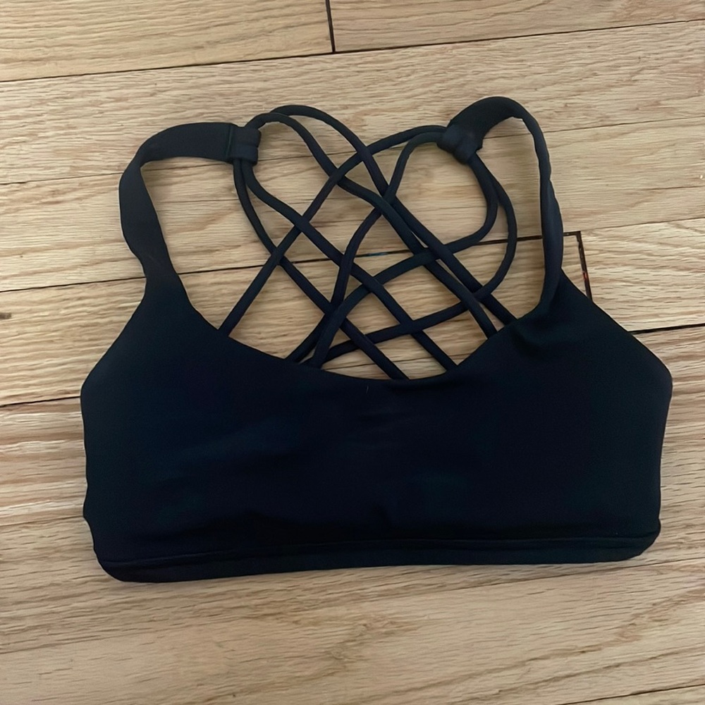 black Lululemon sports bra